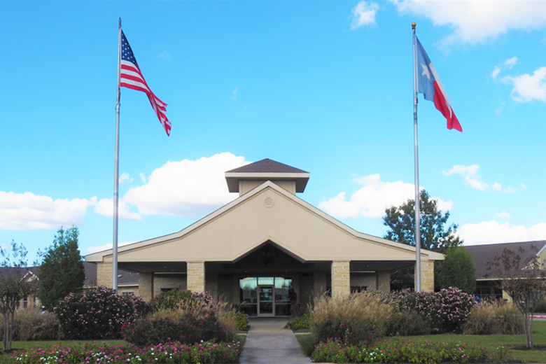 Exterior of Willow Creek Lodge in Tomball, TX
